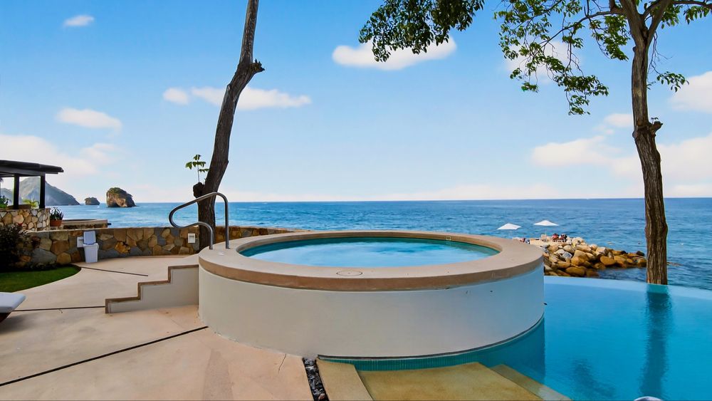 Hot tub beside the infinity pool with Los Arcos in the distance