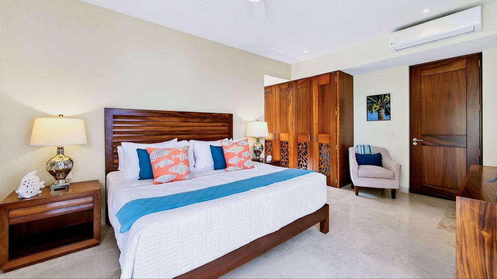 Second bedroom with king bed and jungle views